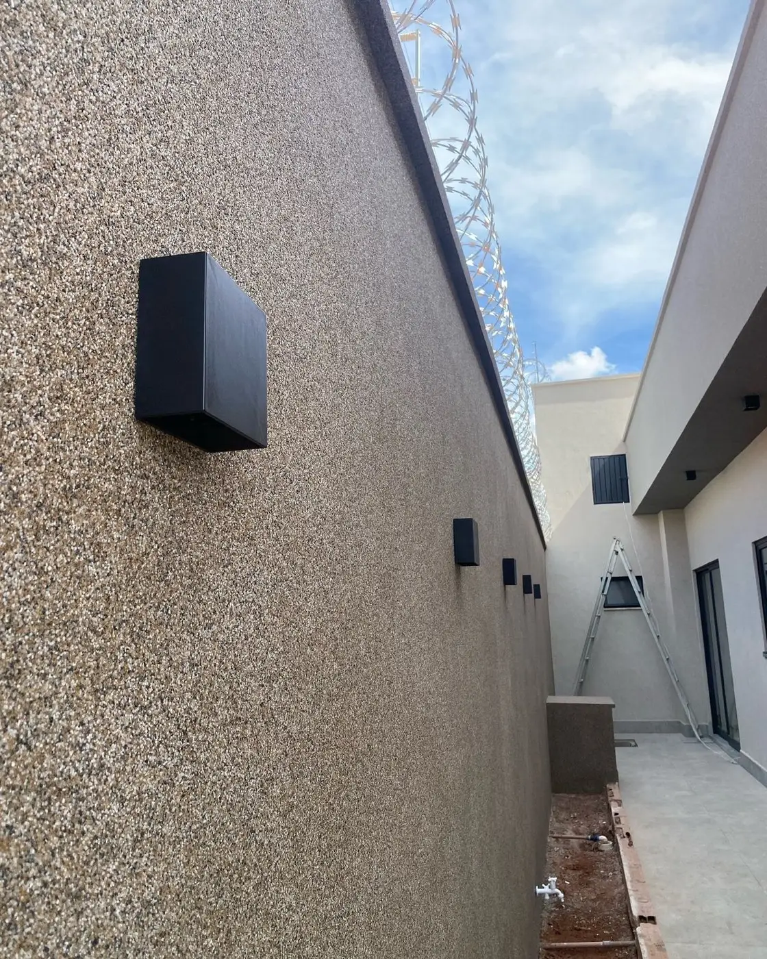 Fachada externa com revestimento em pedra natural tom areia