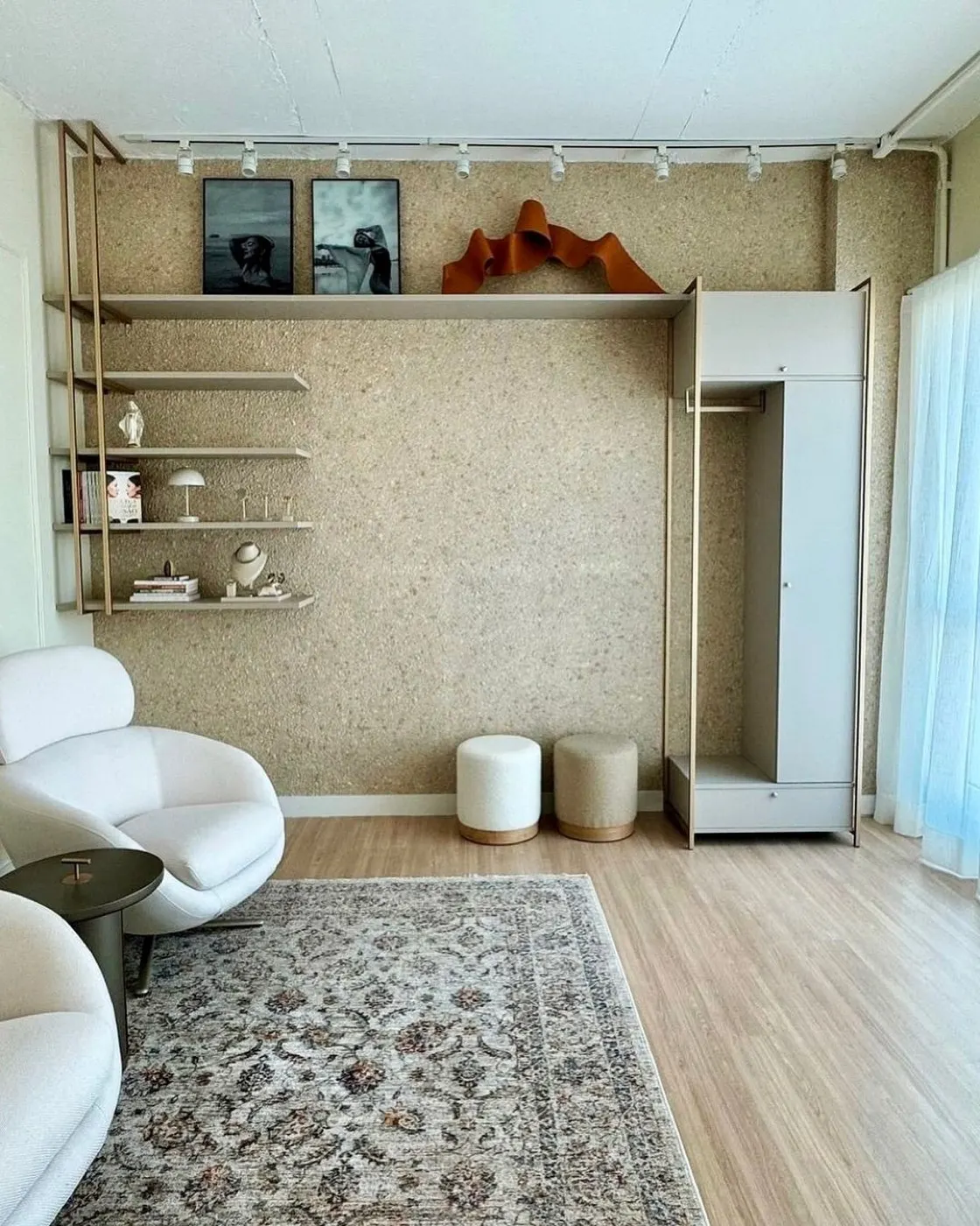 Sala de estar completa com parede revestida em pedra natural